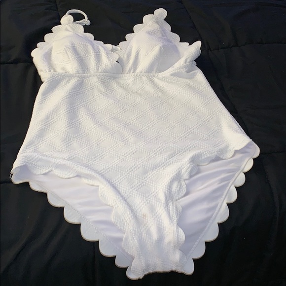 Cupshe Other - White scalloped one piece